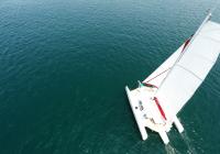trimaran naviguer vue mât voile à latte principale